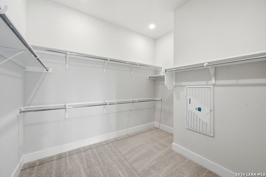 Spacious, unfurnished interior of a new home in Venado Crossing, Cibolo (Image 22).