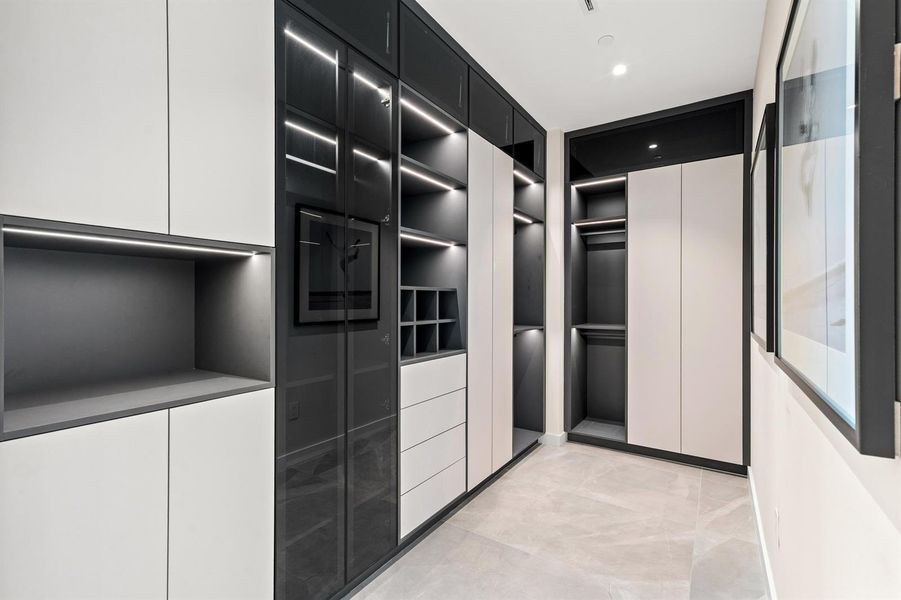 WALK IN CLOSET WALK IN CLOSET