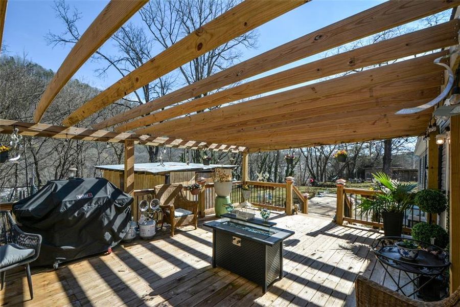 Community amenities in , Talking Rock (Image 38). Community amenities in , Talking Rock (Image 38).