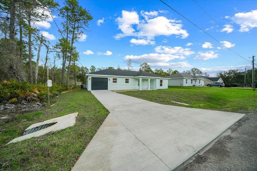 Exterior details and patio area of a home in , Ocklawaha (Image 20).