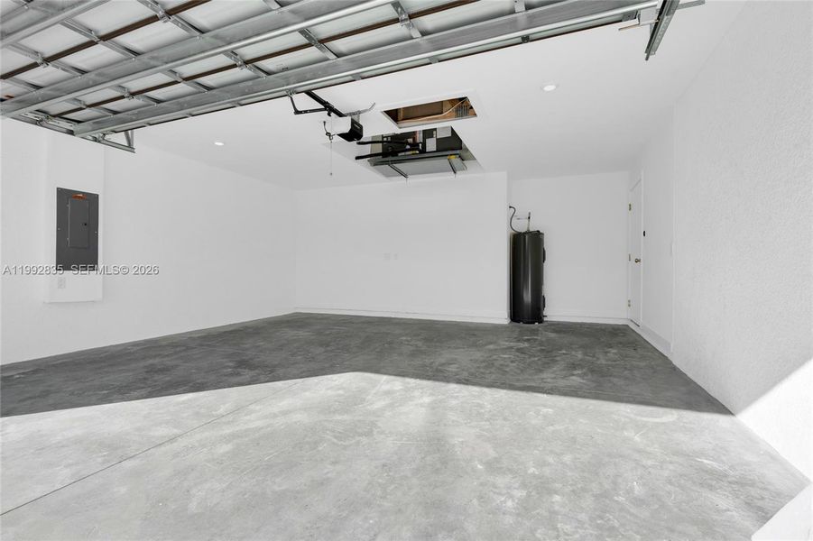 Spacious, unfurnished interior of a new home in , Lehigh Acres (Image 25).
