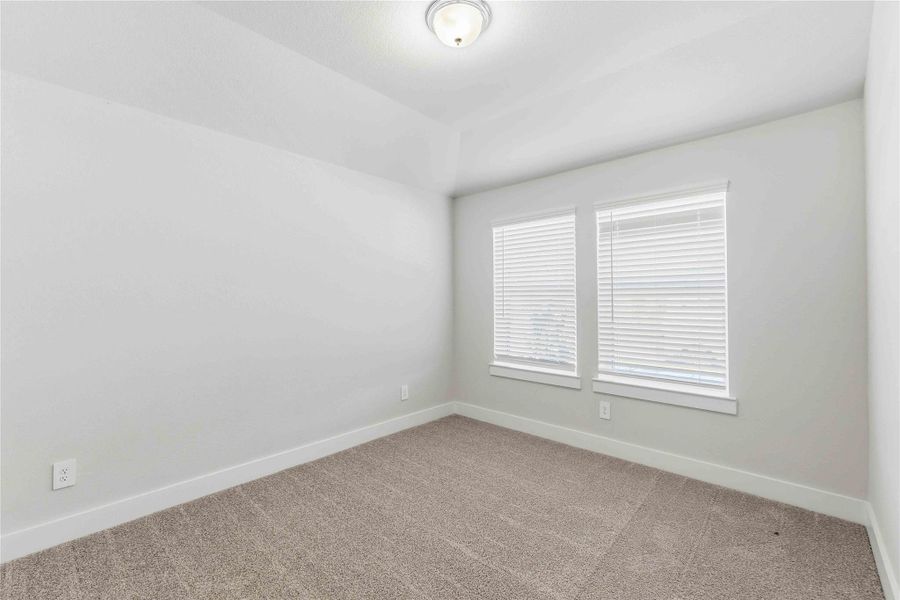 Spacious, unfurnished interior of a new home in Laurel Landing, Alvin (Image 24).