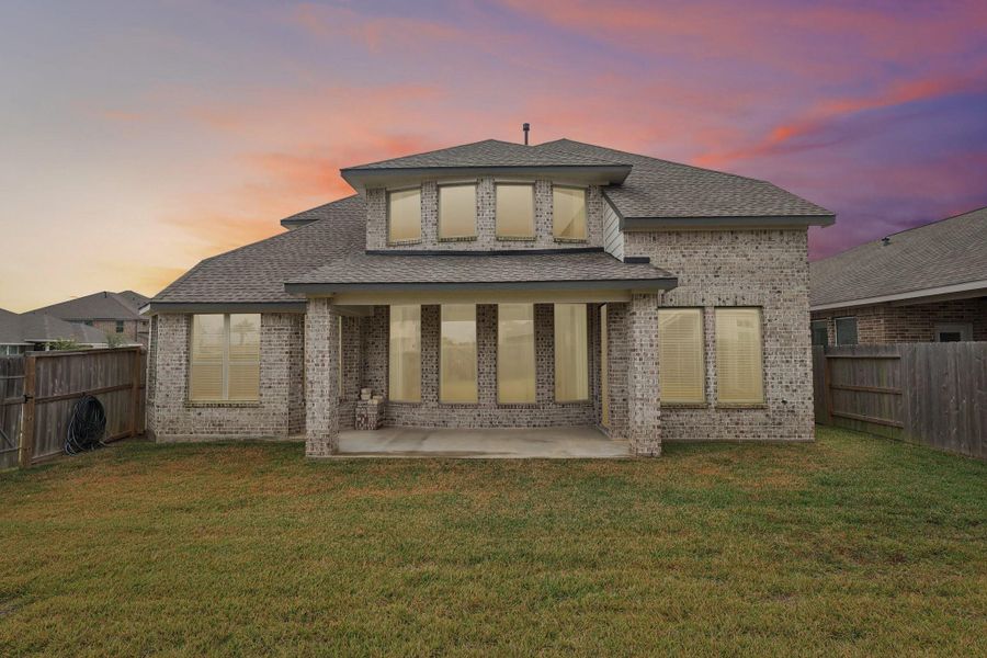 Exterior details and patio area of a home in Lago Mar – 50', La Marque (Image 27).