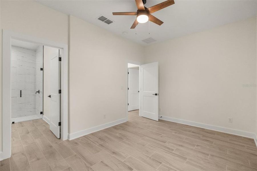 Spacious, unfurnished interior of a new home in , Mascotte (Image 20).