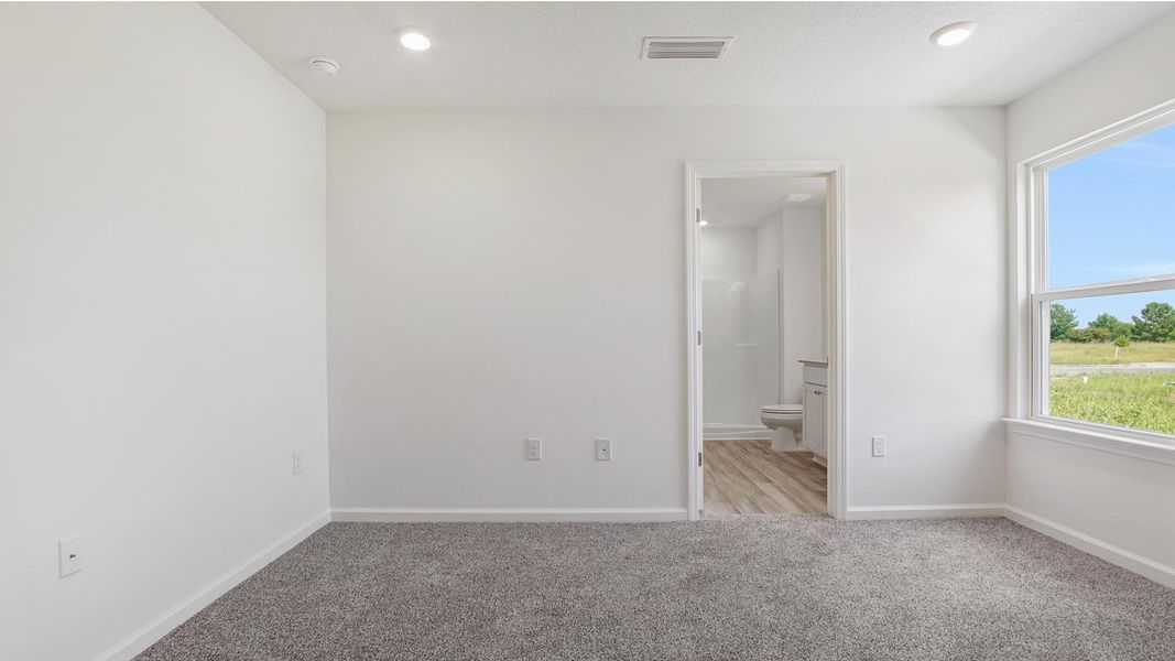 Spacious, unfurnished interior of a new home in Owl's Head East, Freeport (Image 12).