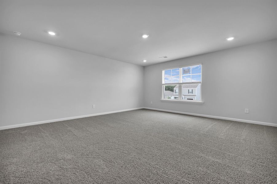 Spacious, unfurnished interior of a new home in Carolina Groves, Moncks Corner (Image 32).