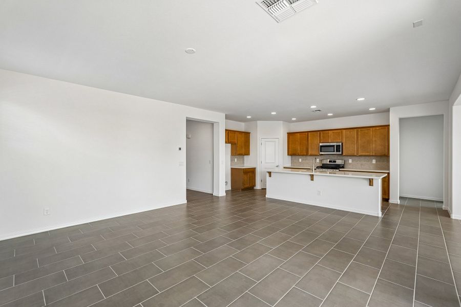 Spacious, unfurnished interior of a new home in Hawes Crossing, Mesa (Image 20).