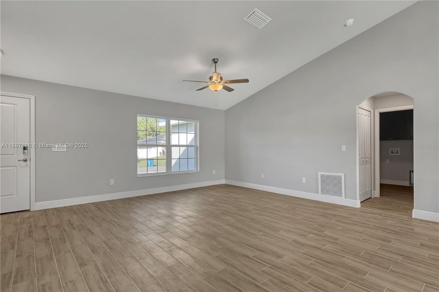 Spacious, unfurnished interior of a new home in , Port Charlotte (Image 8).