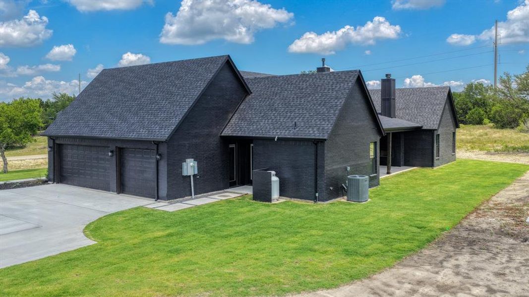 Front exterior of a new home in , Weatherford, TX, highlighting curb appeal (Image 24).