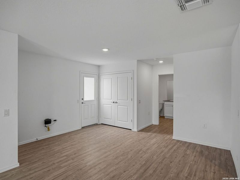 Spacious, unfurnished interior of a new home in Mission del Lago, San Antonio (Image 13).