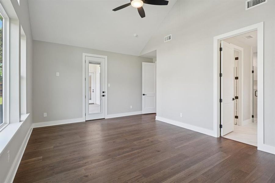 Spacious, unfurnished interior of a new home in , Grapevine (Image 30).