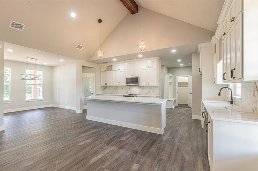 Furnished interior view inside a new home in , Alvarado (Image 6).