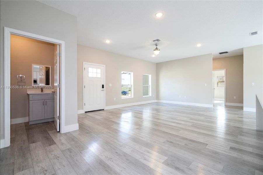 Spacious, unfurnished interior of a new home in , Sebring (Image 35).