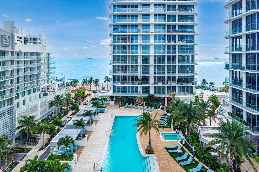 Condo located in Fort Lauderdale, FL showcasing its design and architecture (Image 31).