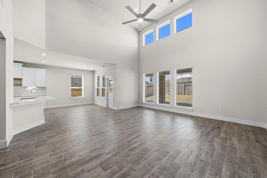 Spacious, unfurnished interior of a new home in Barton Creek Ranch, Conroe (Image 26).