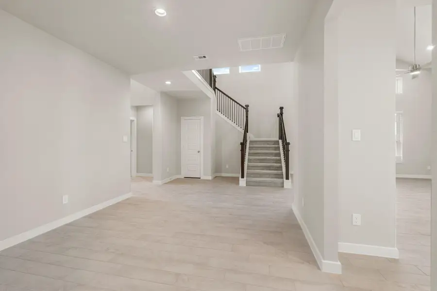 Spacious, unfurnished interior of a new home in Grand Oaks – The Cove, Houston (Image 11). Spacious, unfurnished interior of a new home in Grand Oaks – The Cove, Houston (Image 11).