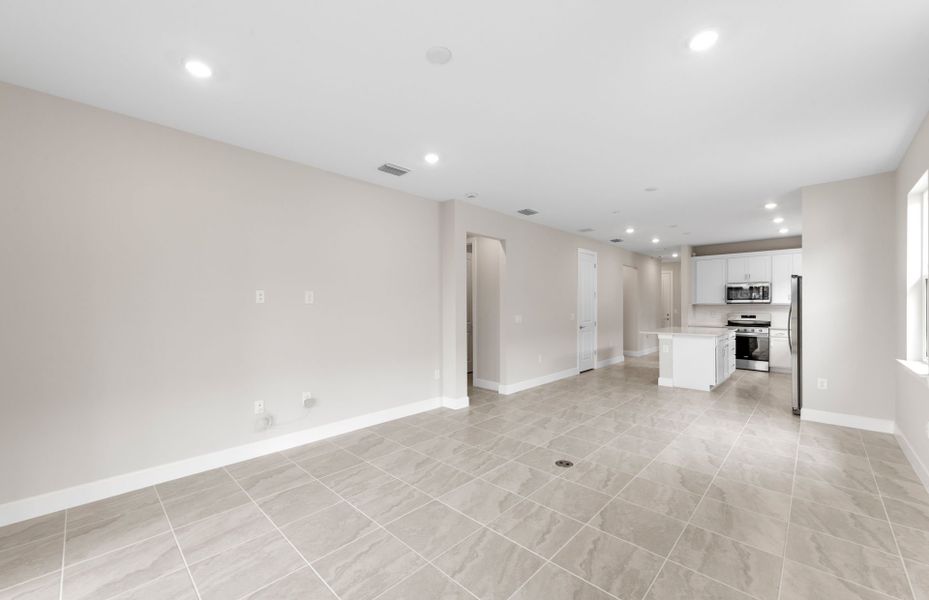 Spacious, unfurnished interior of a new home in Del Webb Oak Creek, North Fort Myers (Image 15).
