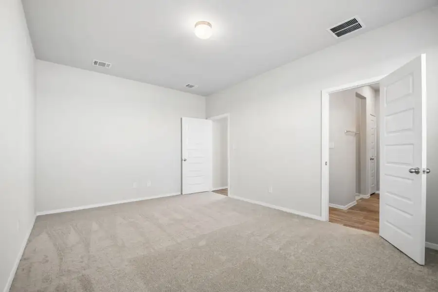 Spacious, unfurnished interior of a new home in Harvest Ridge, Elgin (Image 16).