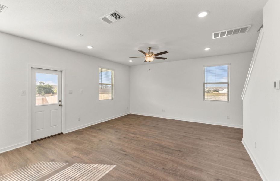 Spacious, unfurnished interior of a new home in Sunfield, Buda (Image 37).