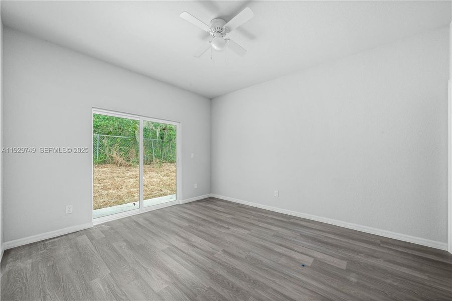 Spacious, unfurnished interior of a new home in , Sebring (Image 9).