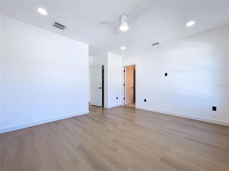 Spacious, unfurnished interior of a new home in , St. Petersburg (Image 43).