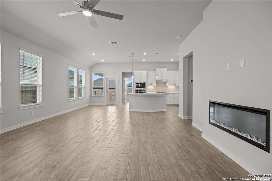 Spacious, unfurnished interior of a new home in Meyer Ranch, New Braunfels (Image 15).