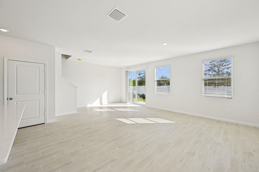 Spacious, unfurnished interior of a new home in Tidewater, Fort Pierce (Image 27).