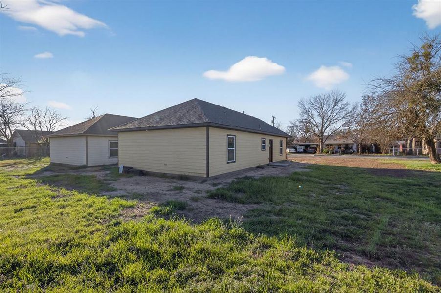 Exterior details and patio area of a home in , Mineral Wells (Image 3).