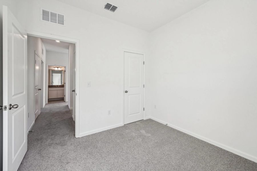 Representative unfurnished interior of a home built from the Larissa by Starlight Homes in Scenic Terrace, Lake Hamilton (Image 17).