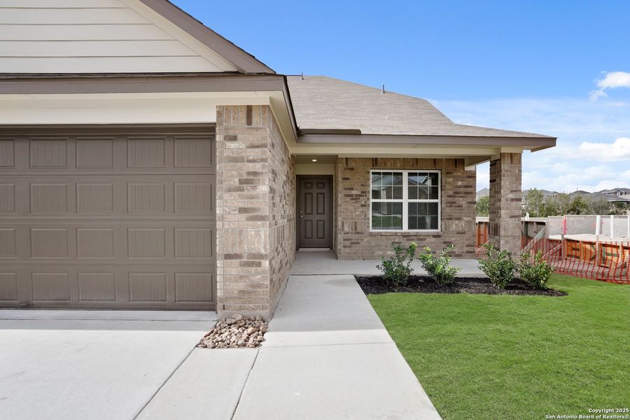 Exterior details and patio area of a home in Hunters Ranch, San Antonio (Image 3).
