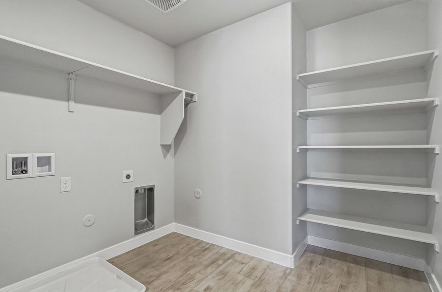 Spacious, unfurnished interior of a new home in Emerald Estates, El Paso (Image 32).