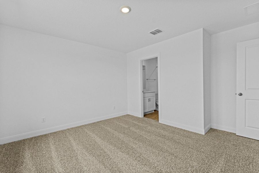 Spacious, unfurnished interior of a new home in Railhead, Cedar Creek (Image 25).