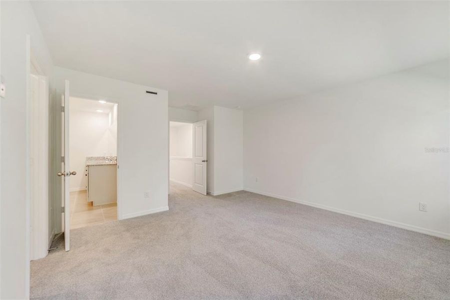 Spacious, unfurnished interior of a new home in Towns at Greenleaf, Oviedo (Image 23).