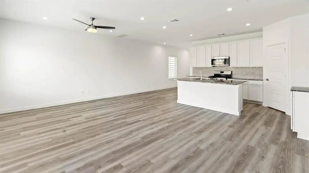 Spacious, unfurnished interior of a new home in Hanolley Hills, Sherman (Image 4).