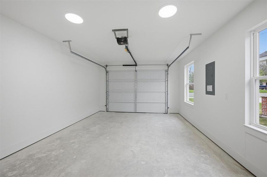 Spacious, unfurnished interior of a new home in , Sherman (Image 21).
