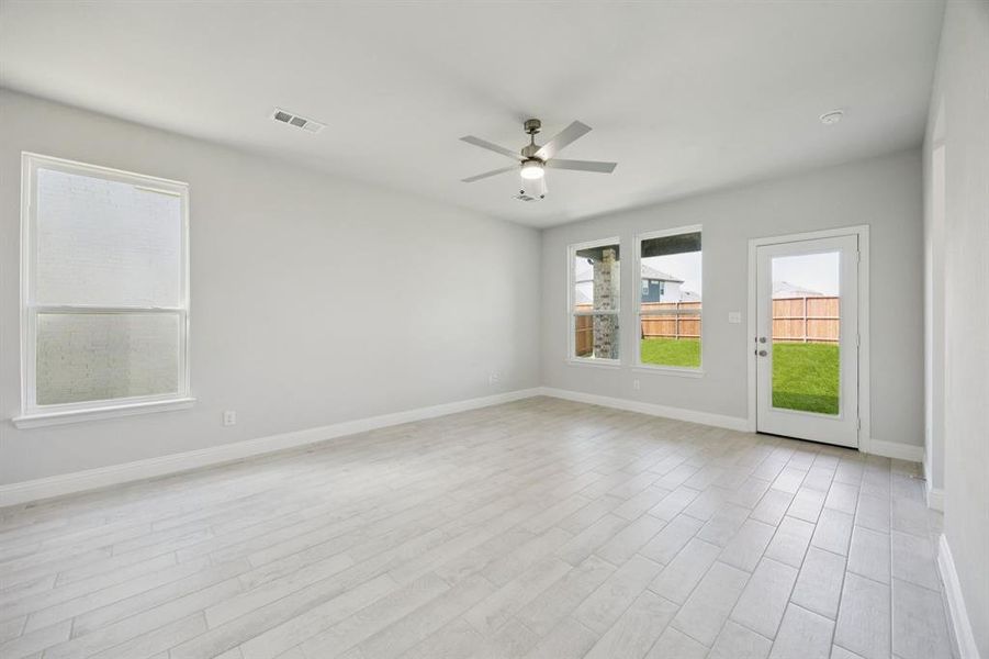 Spacious, unfurnished interior of a new home in Santorini, Seagoville (Image 17).