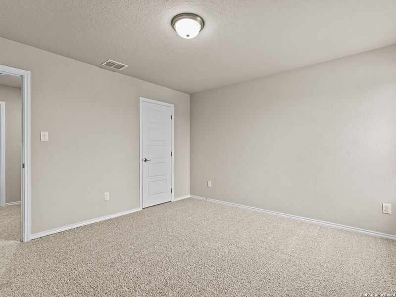 Spacious, unfurnished interior of a new home in Royal Crest, San Antonio (Image 31).