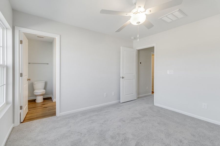 Spacious, unfurnished interior of a new home in Astoria, Columbia (Image 23).