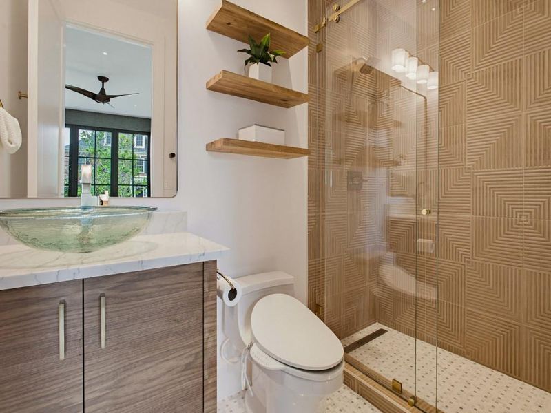 Ensuite bathroom to flex room