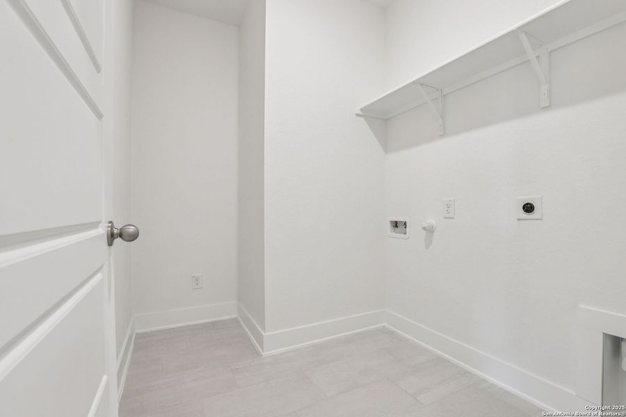 Spacious, unfurnished interior of a new home in Comanche Ridge, San Antonio (Image 18). Spacious, unfurnished interior of a new home in Comanche Ridge, San Antonio (Image 18).