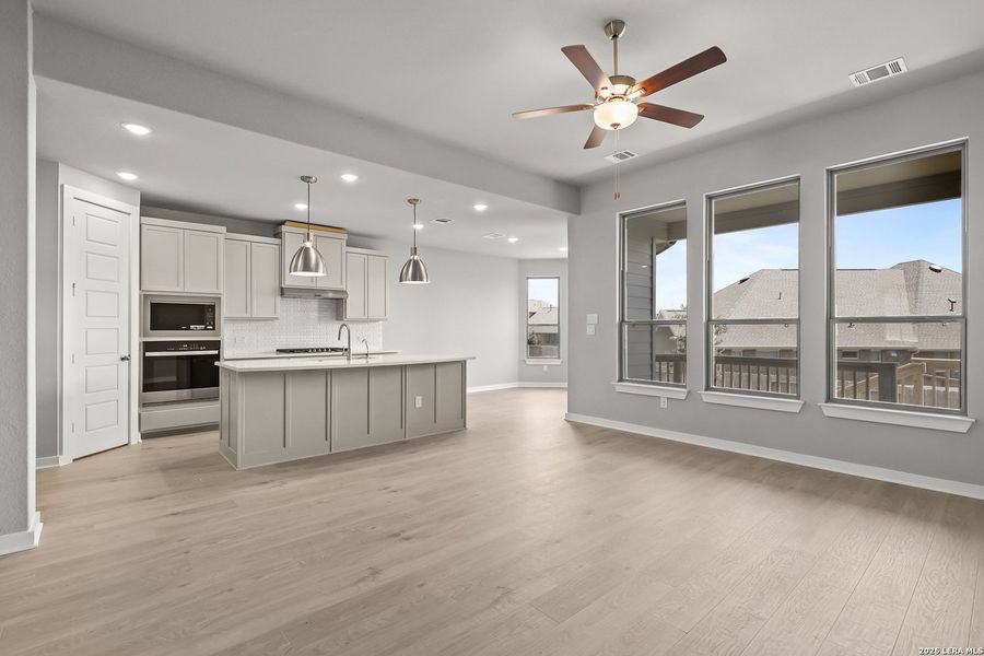 Spacious, unfurnished interior of a new home in Foxbrook, Cibolo (Image 38).