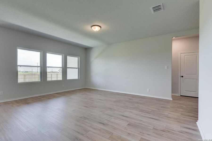 Spacious, unfurnished interior of a new home in Cordova Trails, Seguin (Image 13).