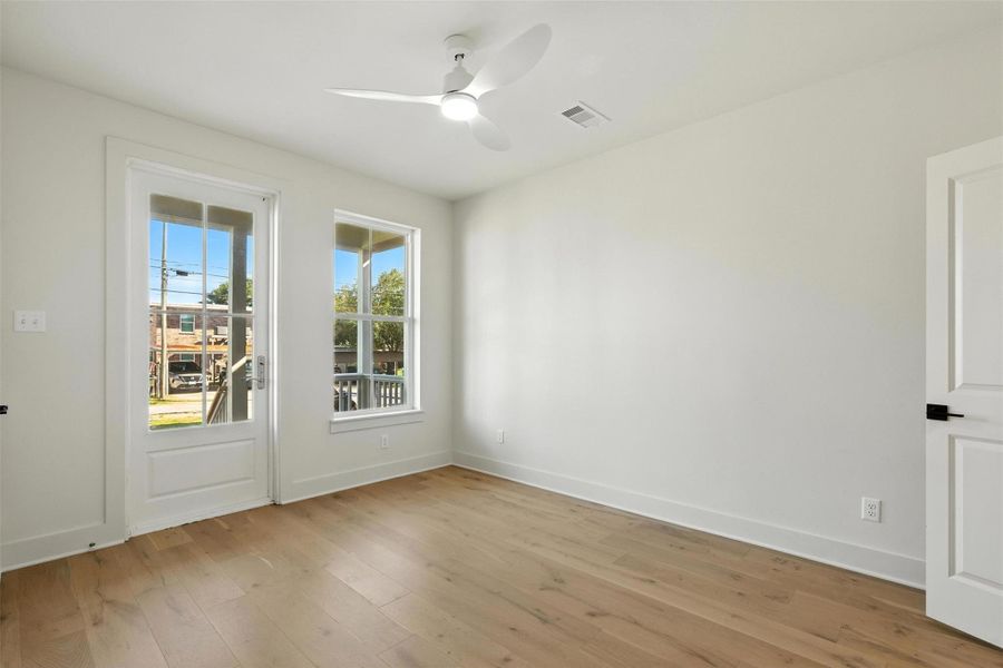 Spacious, unfurnished interior of a new home in , Galveston (Image 24).