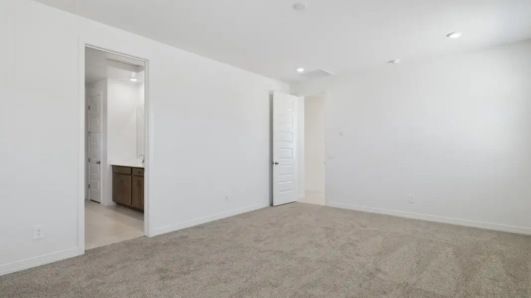 Spacious, unfurnished interior of a new home in El Cidro, Goodyear (Image 30).