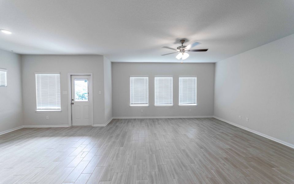 Spacious, unfurnished interior of a new home in Hunter's Ranch, San Antonio (Image 11).