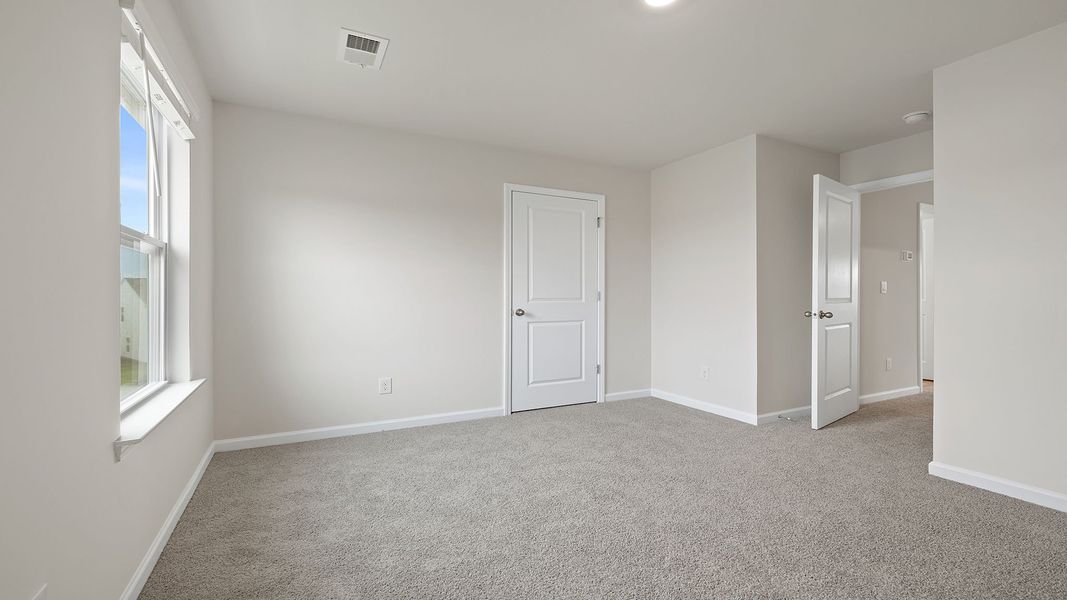 Spacious, unfurnished interior of a new home in Cloverdale Hills, Piedmont (Image 25).