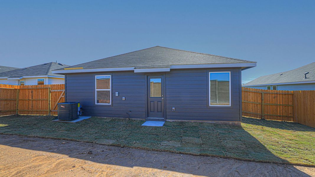 Exterior details and patio area of a home in Ladera, Luling (Image 3).