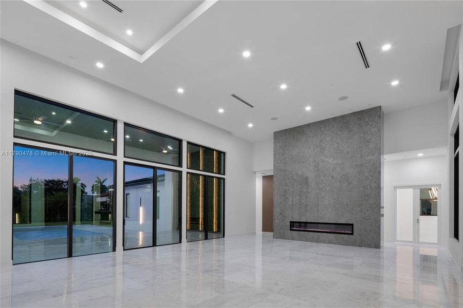 Spacious, unfurnished interior of a new home in , Plantation (Image 35).