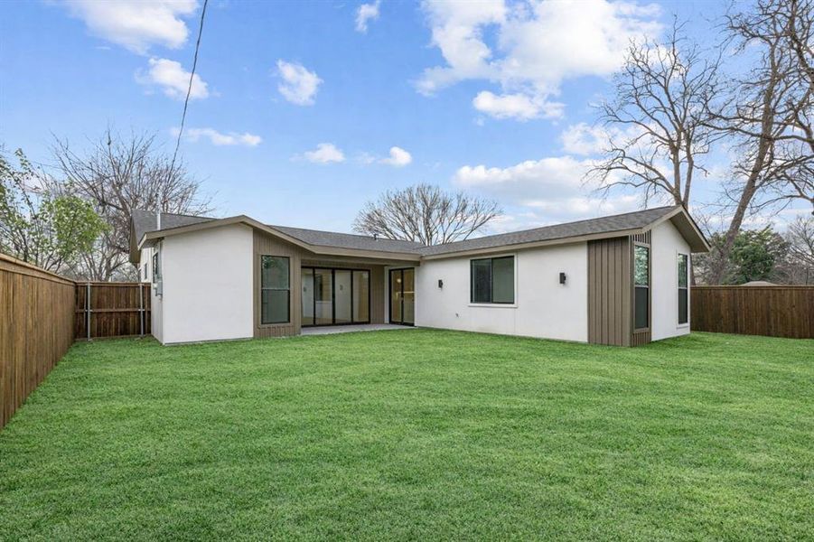 Exterior details and patio area of a home in , Dallas (Image 4).