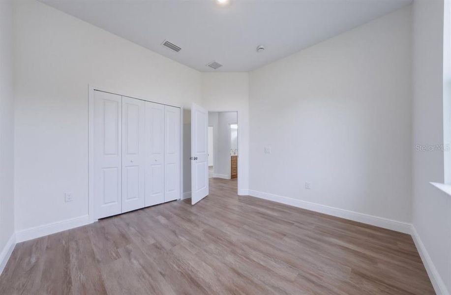 Spacious, unfurnished interior of a new home in , Orlando (Image 28).